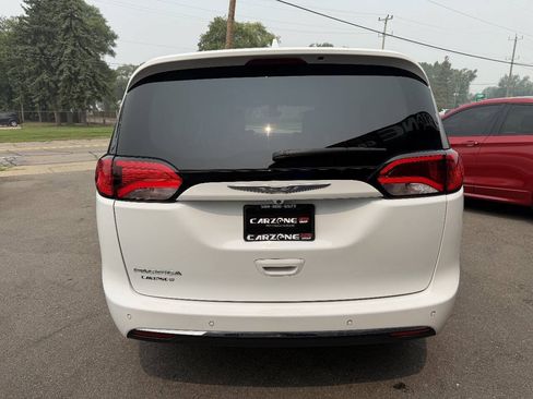 Used 2017 Chrysler Pacifica Touring-L w/ Tire & Wheel Group FWD image 5