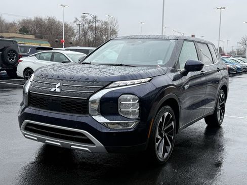 Used 2025 Mitsubishi Outlander SE image 3