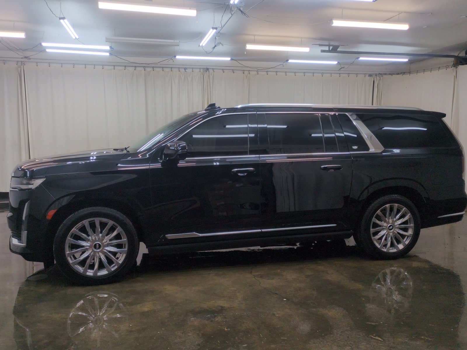 Used 2024 Cadillac Escalade ESV Premium Luxury w/ Performance Package AWD/4WD image 9
