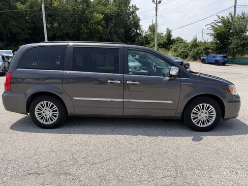 Used 2015 Chrysler Town & Country Touring-L w/ Driver Convenience Group FWD image 8