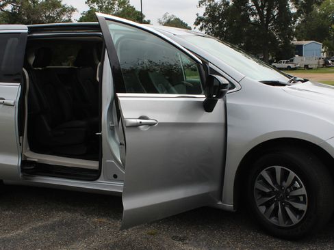 Used 2024 Chrysler Pacifica Select image 10