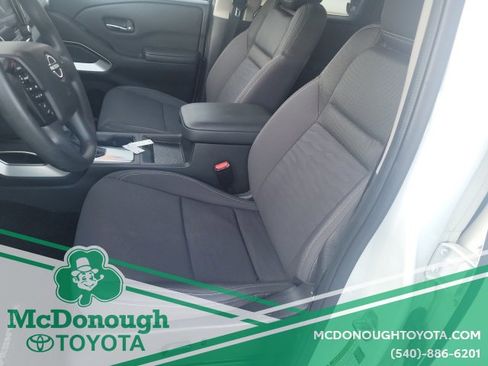 Used 2023 Nissan Frontier SV image 11