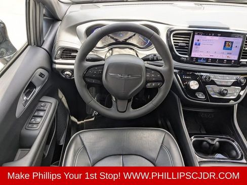 Used 2025 Chrysler Pacifica Premium FWD image 15