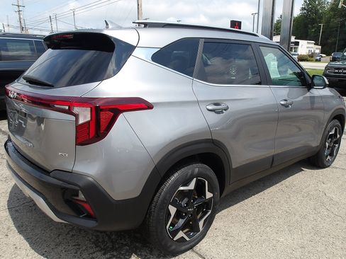 Used 2024 Kia Seltos EX AWD/4WD image 7