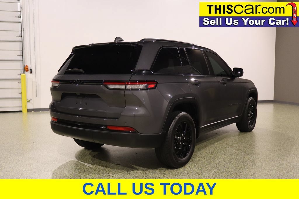 Used 2025 Jeep Grand Cherokee Laredo RWD image 9