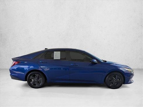 Used 2022 Hyundai Elantra SEL w/ Convenience Package FWD image 4