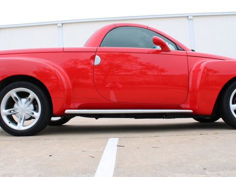 Used 2004 Chevrolet SSR w/ Preferred Equipment Group RWD image 18