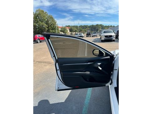 Used 2023 Toyota Camry SE image 6