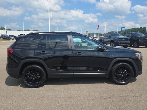 Used 2024 GMC Terrain SLE w/ Driver Convenience Package AWD/4WD image 8
