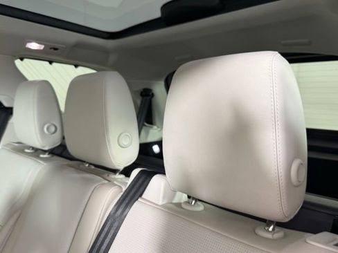 Certified 2025 Land Rover Discovery S image 22