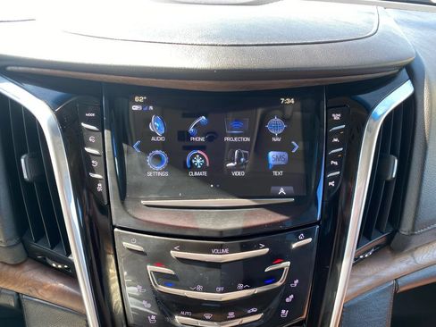 Used 2019 Cadillac Escalade Premium Luxury AWD/4WD image 23
