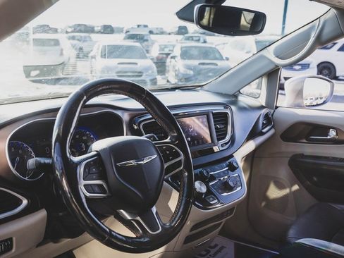Used 2019 Chrysler Pacifica Touring-L image 2