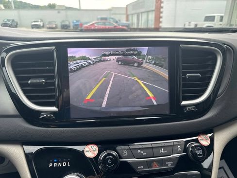 Used 2024 Chrysler Pacifica Touring-L FWD image 17