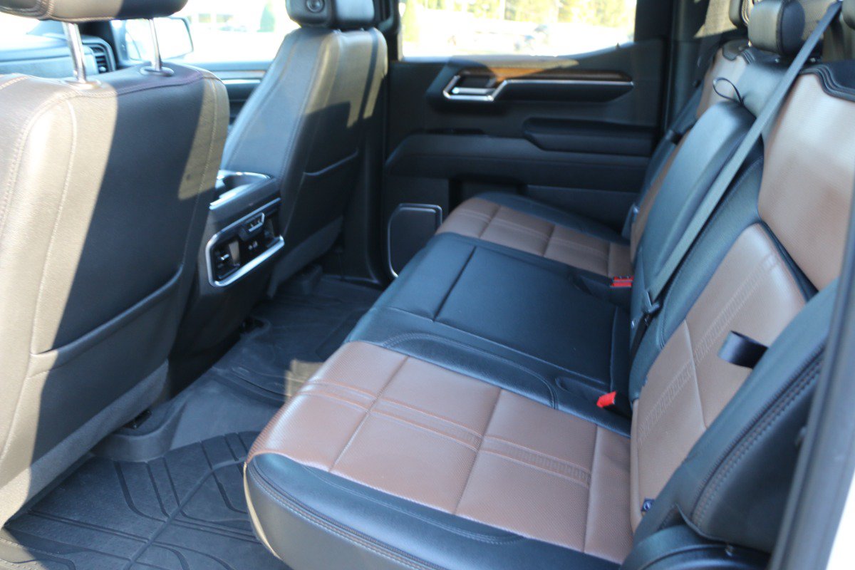 Used 2023 Chevrolet Silverado 1500 High Country w/ High Country Premium Package AWD/4WD image 32