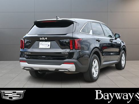 Used 2024 Kia Sorento LX FWD image 6