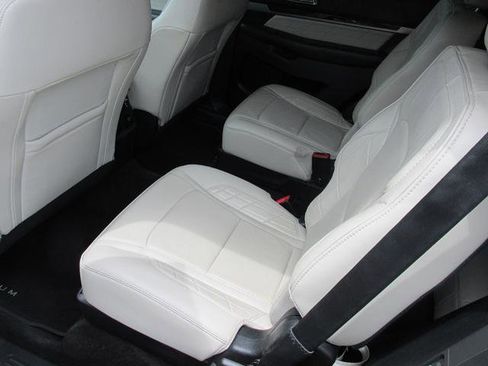 Used 2018 Ford Explorer Platinum AWD/4WD image 10