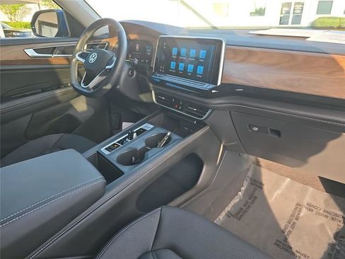 Used 2025 Volkswagen Atlas SE FWD image 23