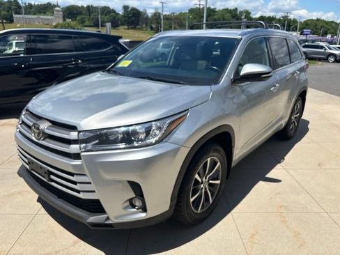 Used 2018 Toyota Highlander XLE AWD/4WD image 3