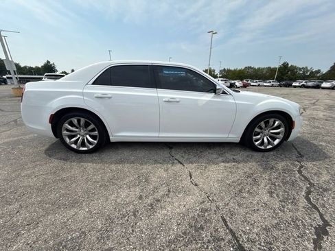Used 2019 Chrysler 300 Touring w/ Chrome Appearance Package RWD image 7