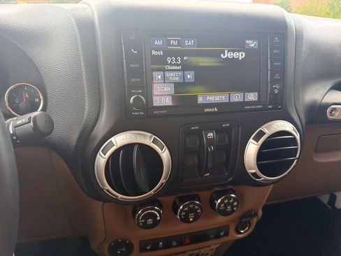 Used 2013 Jeep Wrangler Unlimited Sahara w/ Dual Top Group AWD/4WD image 21