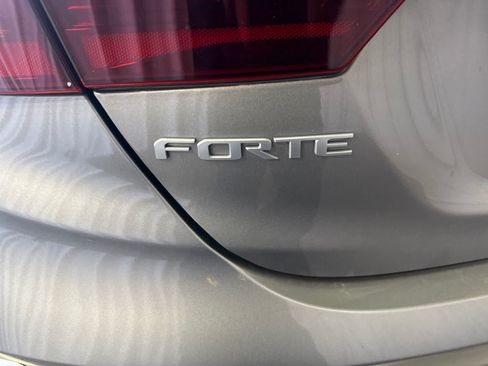 Used 2022 Kia Forte LXS w/ LXS Technology Package FWD image 12