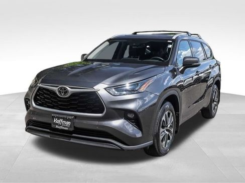 Used 2022 Toyota Highlander XLE AWD/4WD image 12