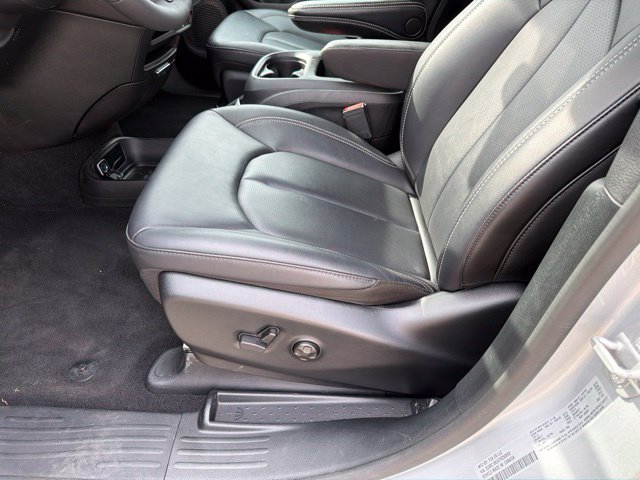 Used 2026 Chrysler Pacifica Select FWD image 5