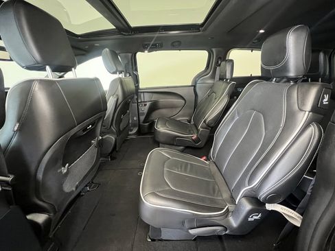 Used 2025 Chrysler Pacifica Limited image 5