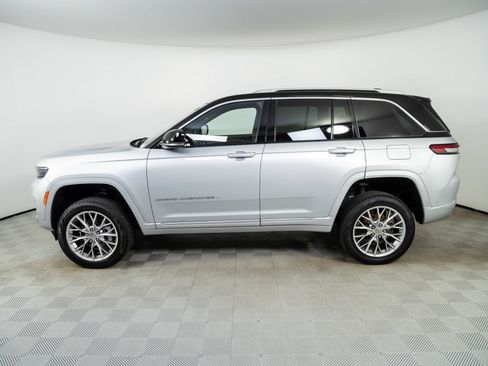 Used 2023 Jeep Grand Cherokee Summit w/ Luxury Tech Group V AWD/4WD image 2
