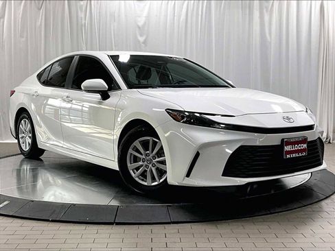 Used 2025 Toyota Camry LE image 12