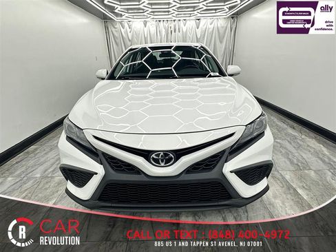 Used 2022 Toyota Camry SE FWD image 2