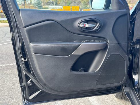 Used 2021 Jeep Cherokee Limited image 7