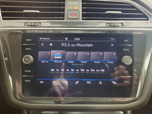 Used 2022 Volkswagen Tiguan SE w/ Panoramic Sunroof Package AWD/4WD image 18