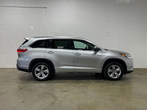 Used 2018 Toyota Highlander Limited FWD image 2