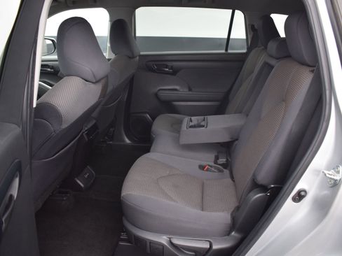 Used 2024 Toyota Highlander LE AWD/4WD image 15
