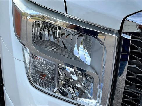 Used 2018 Nissan Titan SV image 26