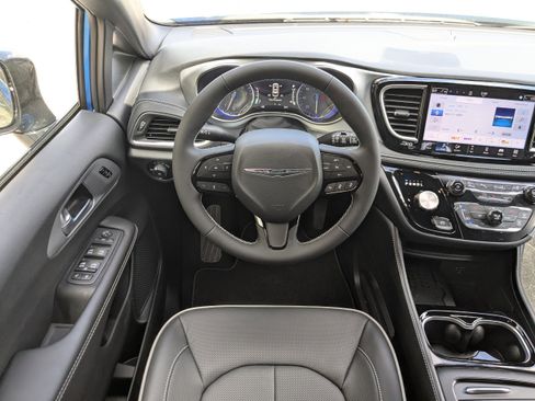 New 2026 Chrysler Pacifica Limited image 15