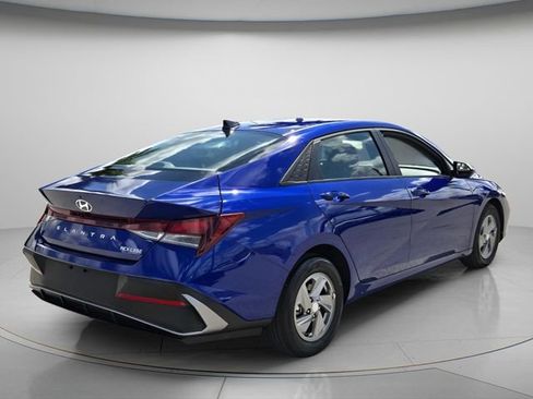 Used 2025 Hyundai Elantra SE w/ Cargo Package FWD image 7