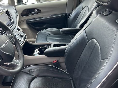 Used 2023 Chrysler Pacifica Limited FWD image 7