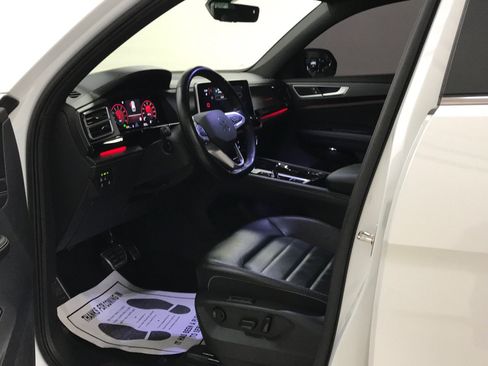 Used 2024 Volkswagen Atlas Cross Sport SEL R-Line AWD/4WD image 9