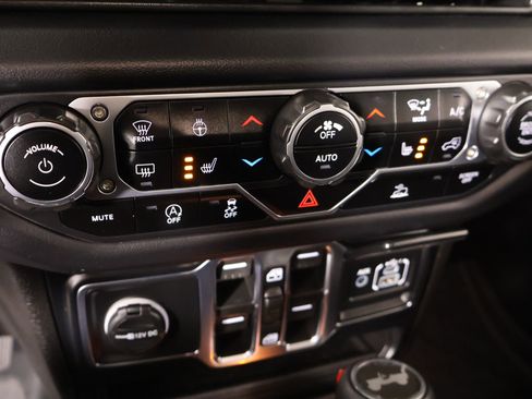 Used 2024 Jeep Wrangler Sahara image 7