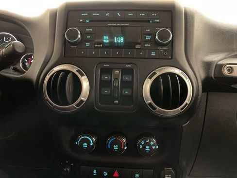 Used 2015 Jeep Wrangler Unlimited Sahara w/ Connectivity Group image 18