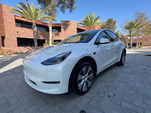 Used 2024 Tesla Model Y 2WD image 3