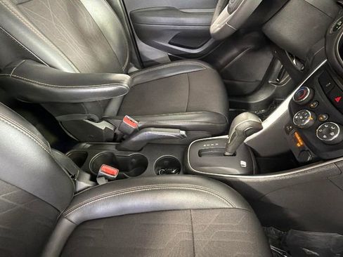 Used 2020 Chevrolet Trax LT w/ Driver Confidence Package FWD image 34