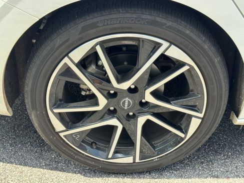 Used 2025 Nissan Sentra SR w/ SR Premium Package FWD image 11