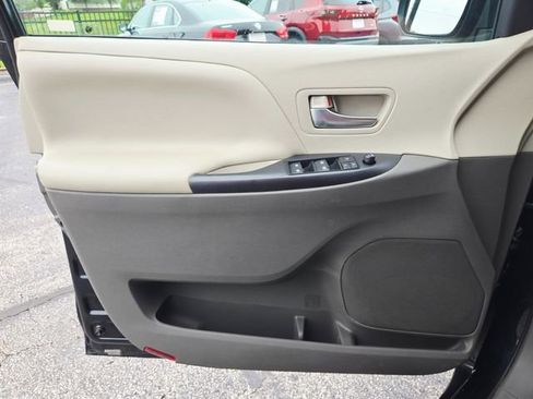 Used 2016 Toyota Sienna LE FWD image 33