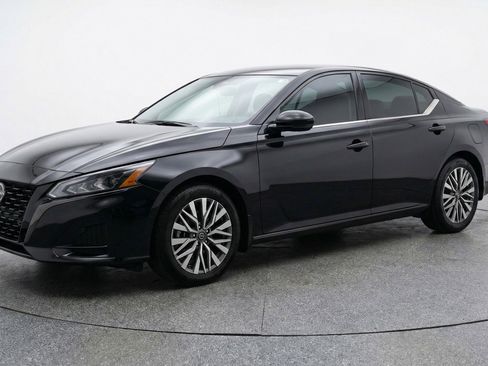 Used 2025 Nissan Altima 2.5 SV FWD image 3