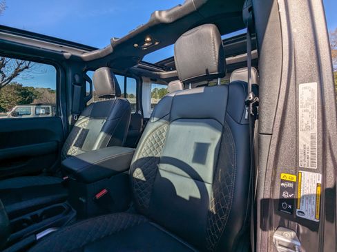 Used 2021 Jeep Wrangler Unlimited Sahara image 9
