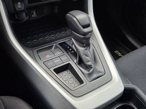 Used 2019 Toyota RAV4 LE FWD image 21