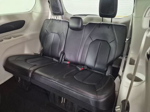 Used 2023 Chrysler Pacifica Touring-L FWD image 27